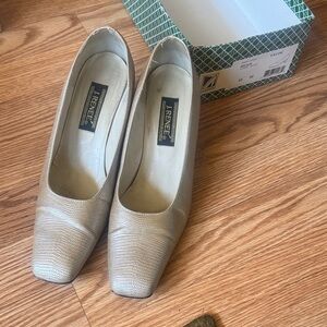J.Renee Women's Textured Taupe Heels